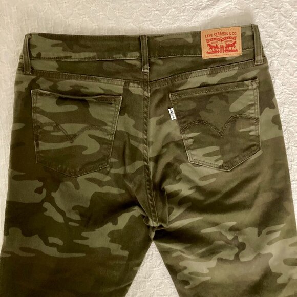 Excellent Condition, LEVI's, SZ 10, Camo Green, 711 Skinny Ankle pants - Picture 4 of 5